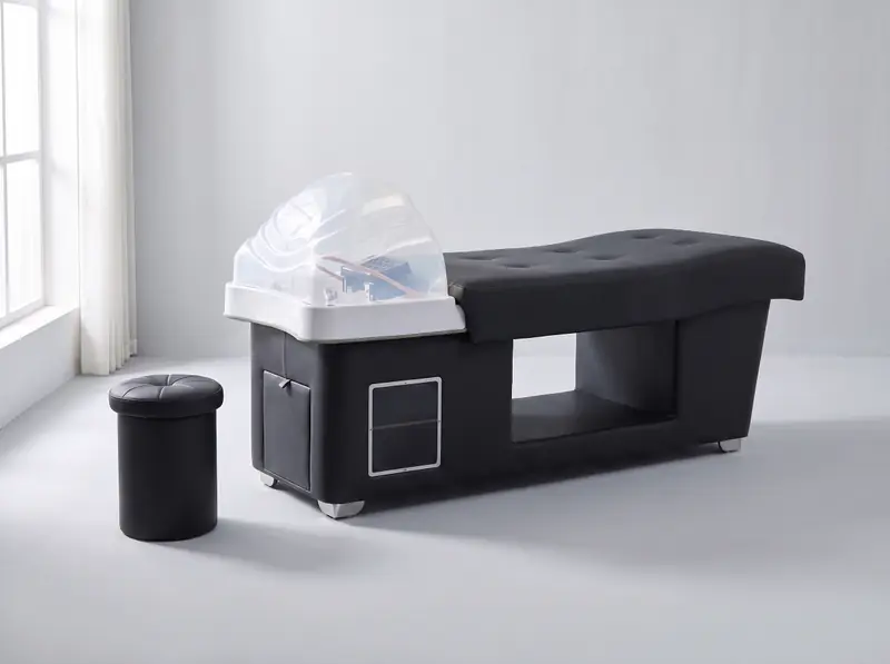 L’Essentielle, coloris noir, avec son tabouret